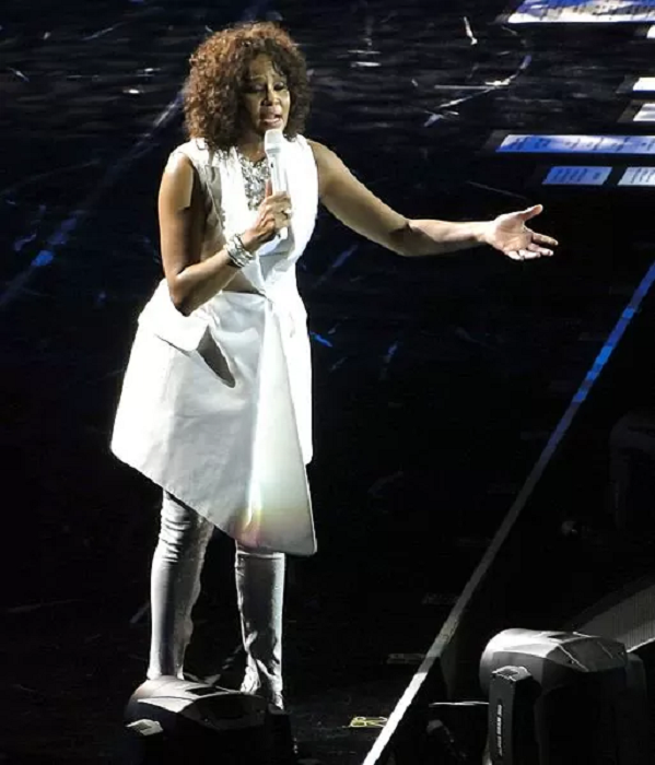 Whitney Houston - Height, Weight, Net Worth, Personal Details 2 Whitney Houston Height