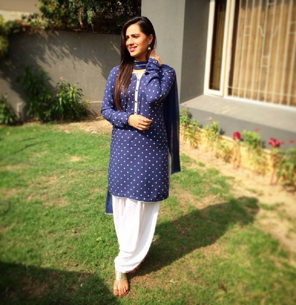 Maham Amir - Net Worth 2023, Age, Height, Bio, Birthday, Wiki 2 Maham Amir Height
