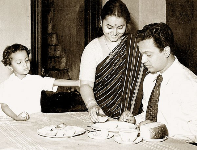 Uttam Kumar - Height, Weight, Personal Life, Career, Vital Stats 2 Uttam Kumar family