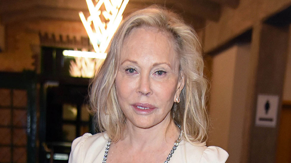 Faye Dunaway - Net Worth 2023, Age, Height, Bio, Birthday, Wiki 5 Faye Dunaway
