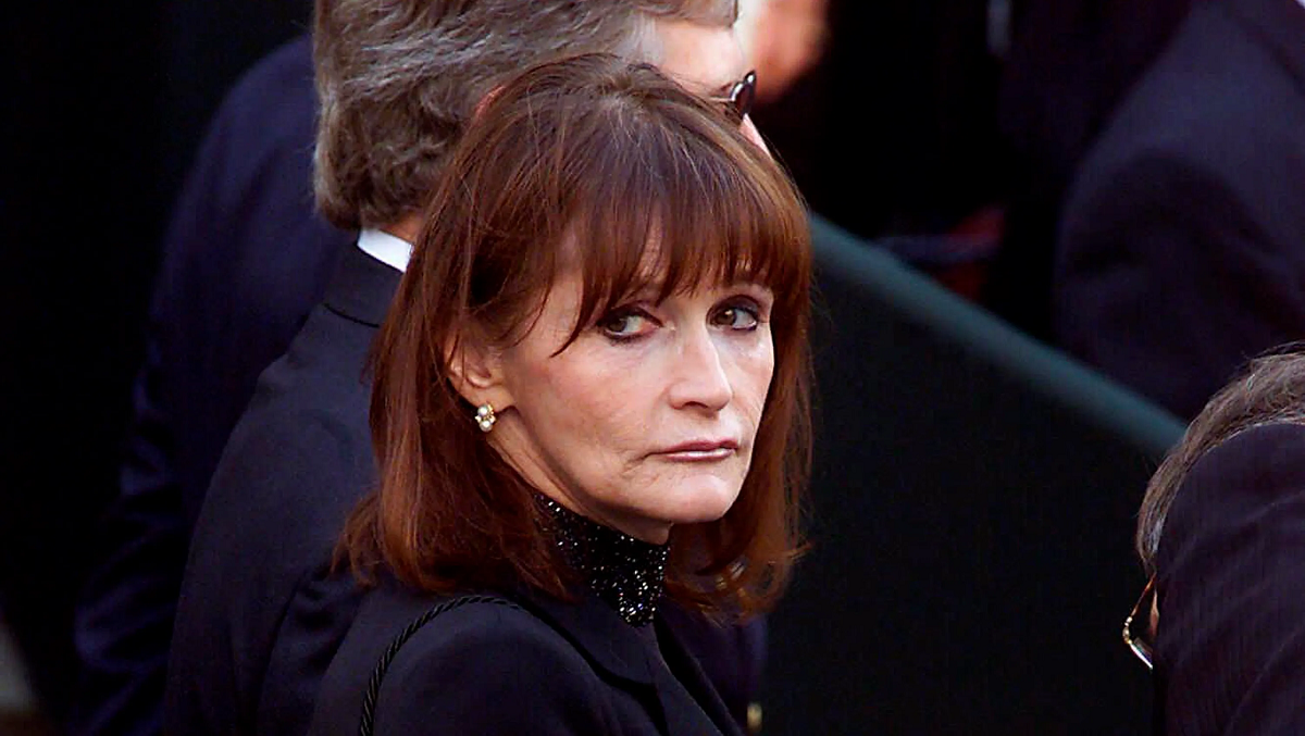 Margot Kidder - Net Worth 2023, Age, Height, Bio, Birthday, Wiki 2 Margot Kidder Height