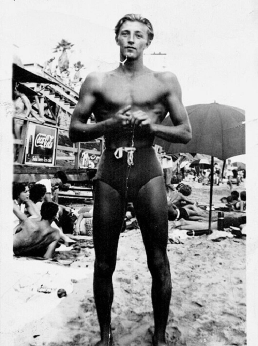 Robert Mitchum Early Life, Net Worth, Height, Achievements, Body Measurements 2 Robert Mitchum Height