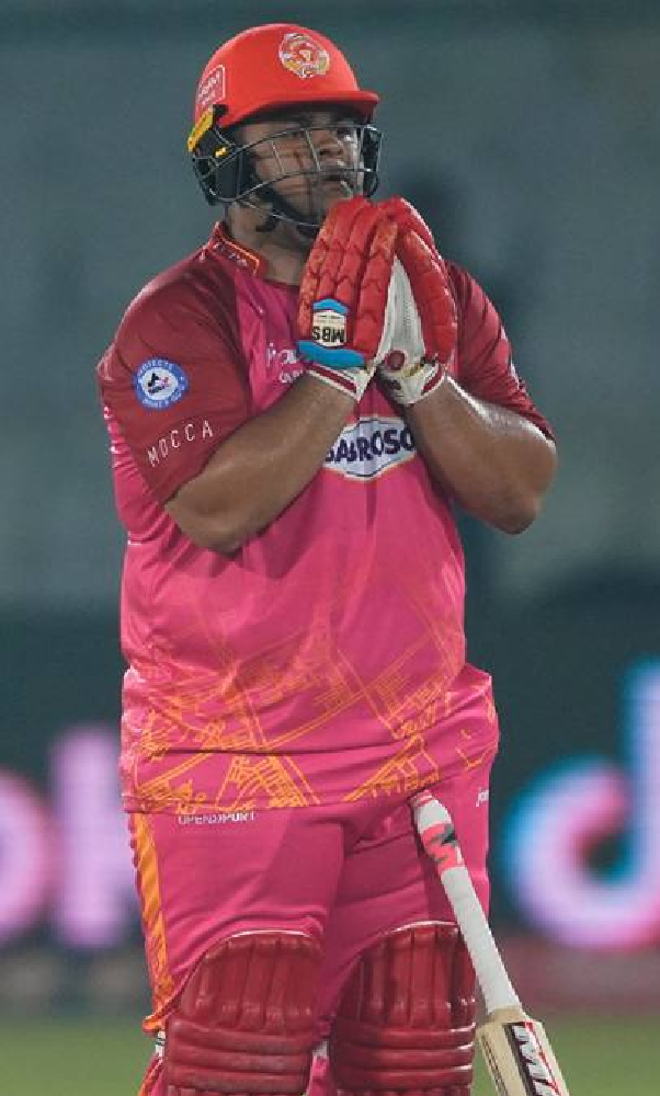 Azam Khan: Weight, Age, Husband, Biography, Family, Facts 2 Azam Khan Height