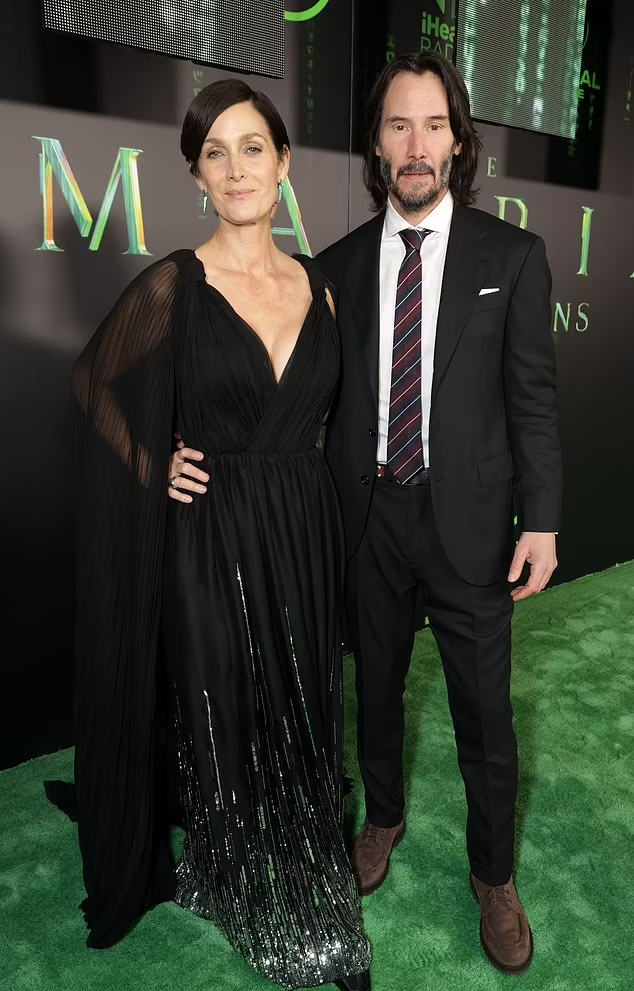 Carrie Anne Moss Height