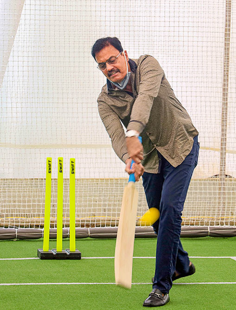 Dilip Vengsarkar World: Revealing Weight, Age, Husband, Biography, Family Facts 2 Dilip Vengsarkar Height