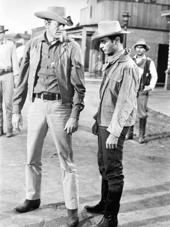 James Arness Life, Net Worth, Height, Achievements, Body Measurements 2 James Arness Height