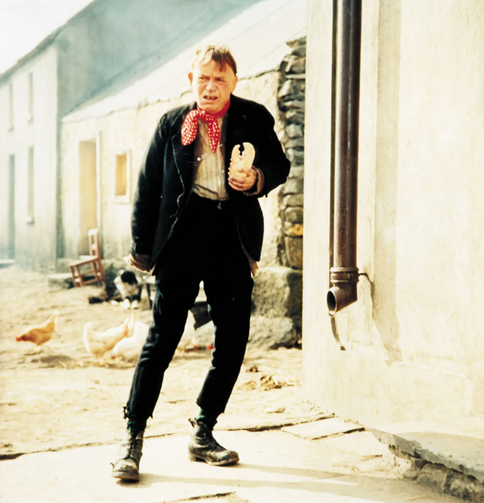 John Mills Weight, Age, Husband, Biography, Family Facts 2 John Mills Height