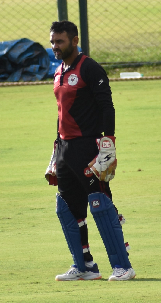 Parthiv patel net worth bio age height religion education