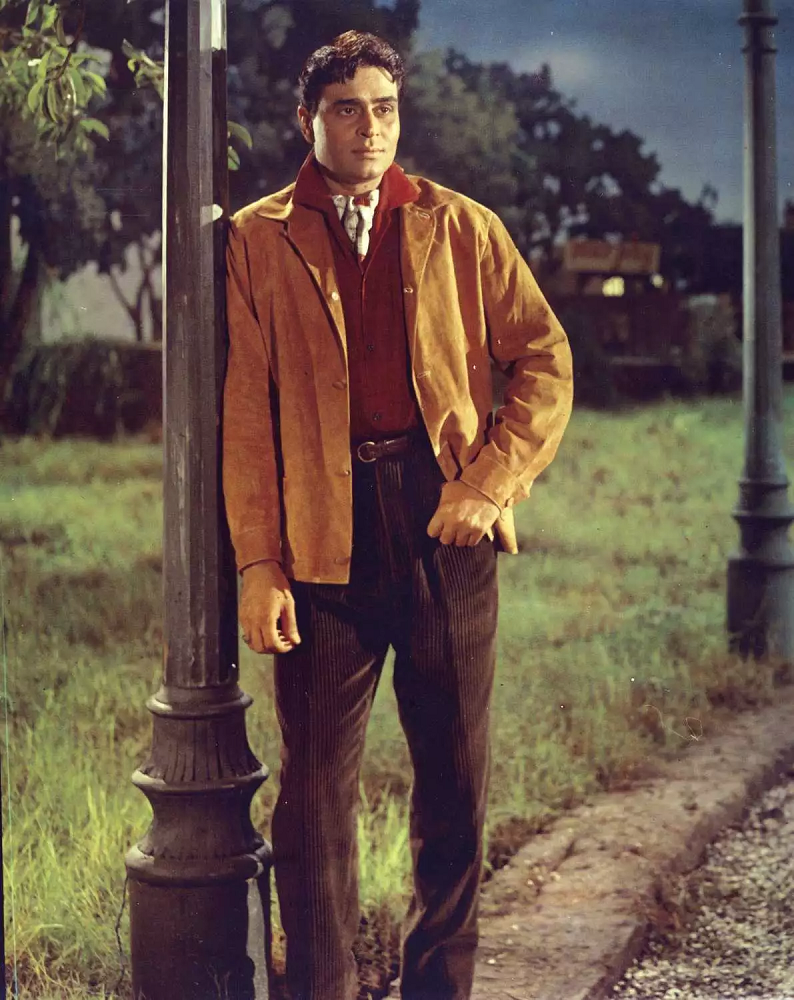 Rajendra Kumar World: Revealing Weight, Age, Husband, Biography, Family Facts 2 Rajendra Kumar Height