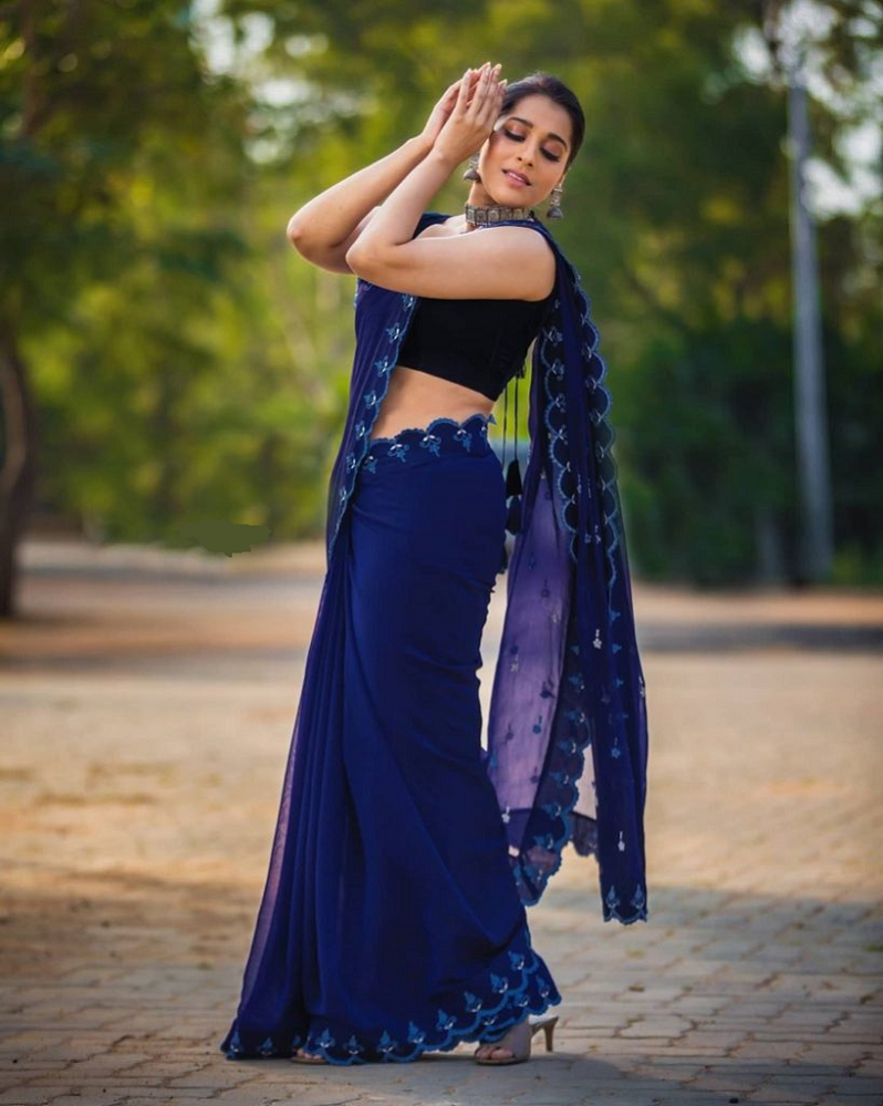 Rashmi Gautam World: Revealing Weight, Age, Husband, Biography, Family Facts 2 Rashmi Gautam Height