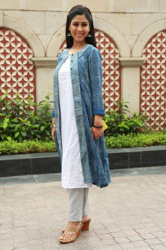 Sakshi Tanwar: Weight, Age, Husband, Biography, Family Facts 2 Sakshi Tanwar Height