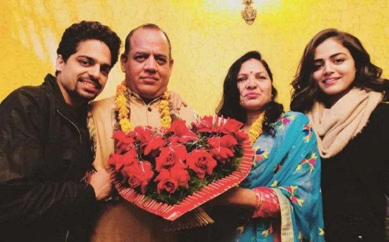 Wamiqa Gabbi – Height, Weight, Net Worth, Personal Details 3 Wamiqa Gabbi Family